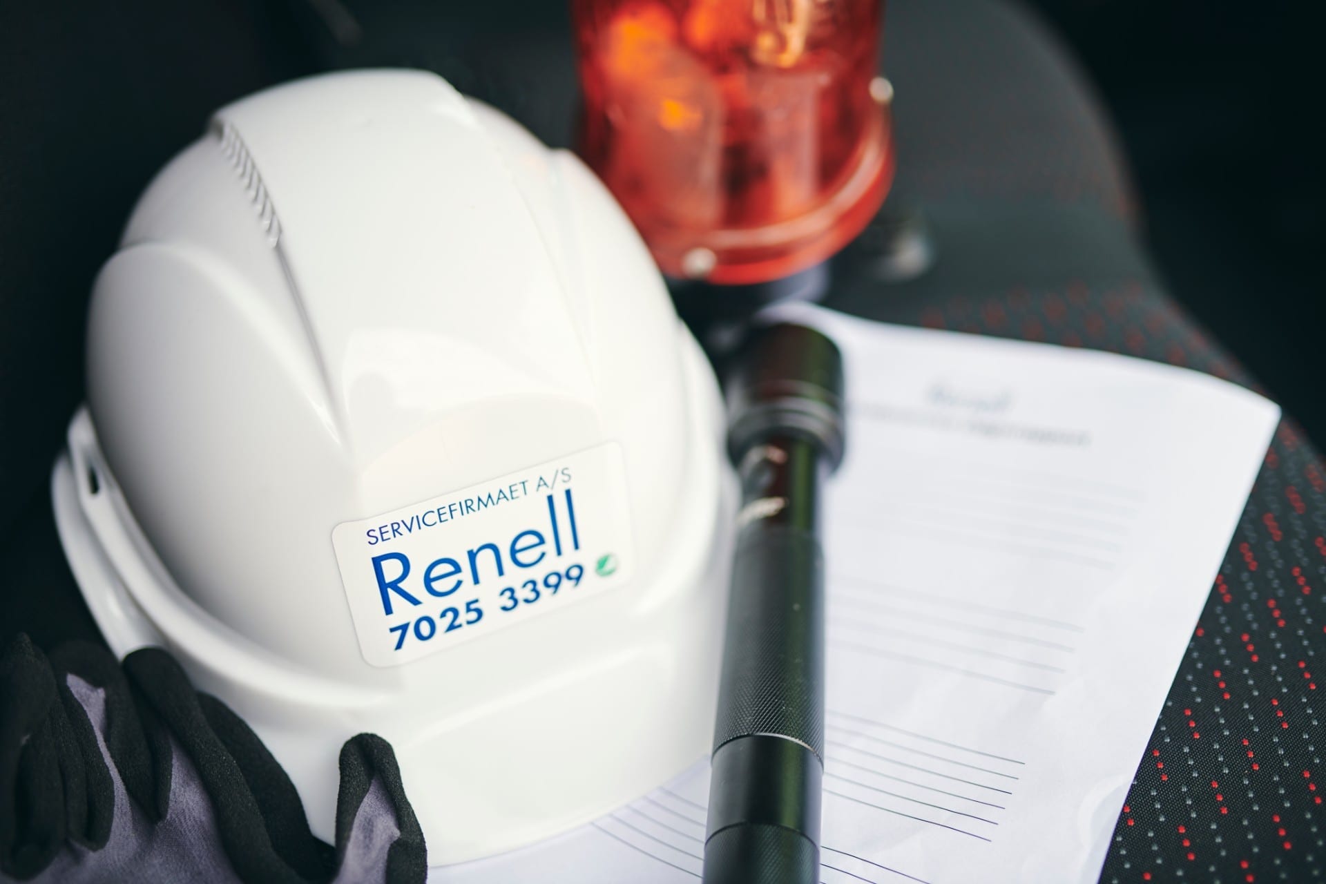 Renell-hjelm og udstyr til skadeservice