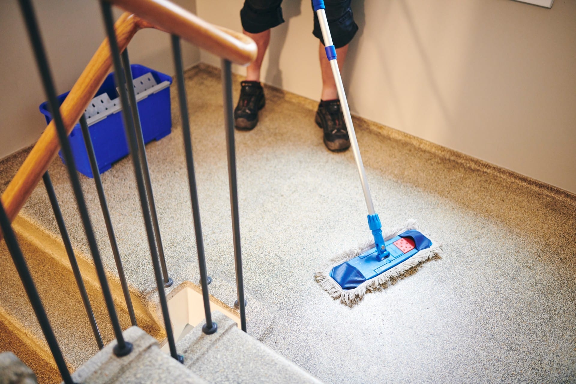 Renell-medarbejder vasker gulv i trappeopgang
