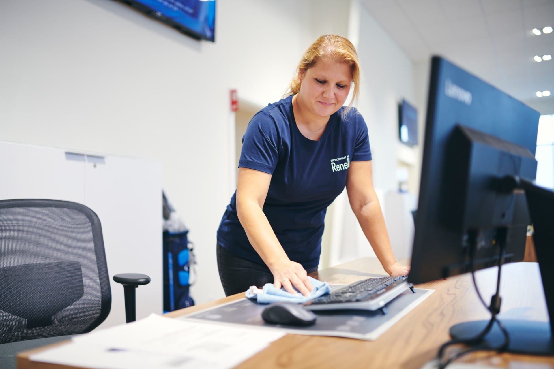 Servicefirmaet Renell, erhvervsrengøring, computerrengøring, servicemedarbejder