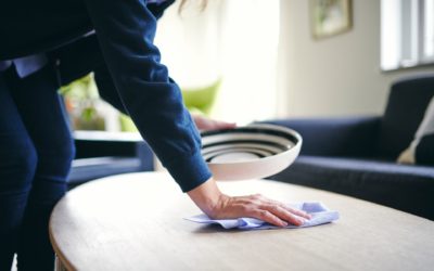Renell-medarbejder tørrer bord af i privathjem